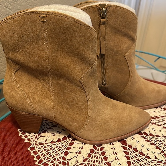 Nwt Vince Camuto bootie. Size 6.5. Suede. Heel 2.5” - Picture 2 of 8